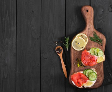 Bruschetta somon ve taze salatalık ile  