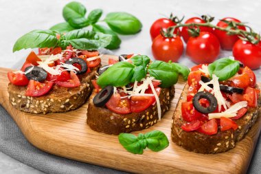 Bruschetta taze domates, fesleğen, peynir ve zeytin ile 