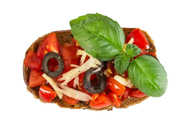 Bruschetta con tomate fresco, albahaca, queso y aceituna — Foto de Stock