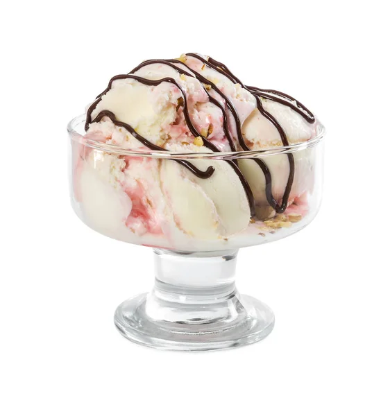 Aardbei-vanille-ijs met noten en chocolade siroop in gl — Stockfoto
