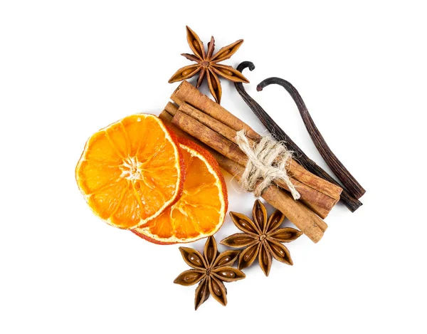 Gedroogde stukjes sinaasappel, kaneel, steranijs en vanille — Stockfoto