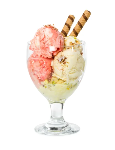 Ванільне та полуничне морозиво з горіхами та вафельною паличкою у глянці — стокове фото