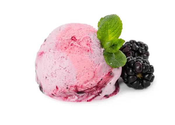 신선한 딸기와 민트 잎 검은 딸기 아이스크림. — 스톡 사진