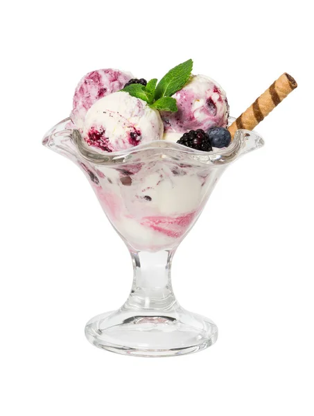 Морозиво зі свіжою ожиною, чорницею, м'ятою та вафельницею — стокове фото