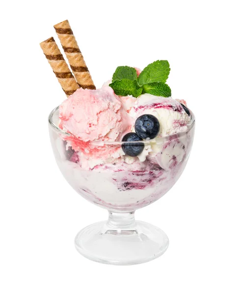 Морозиво зі свіжою чорницею, м'ятою та вафельними паличками у склянці — стокове фото