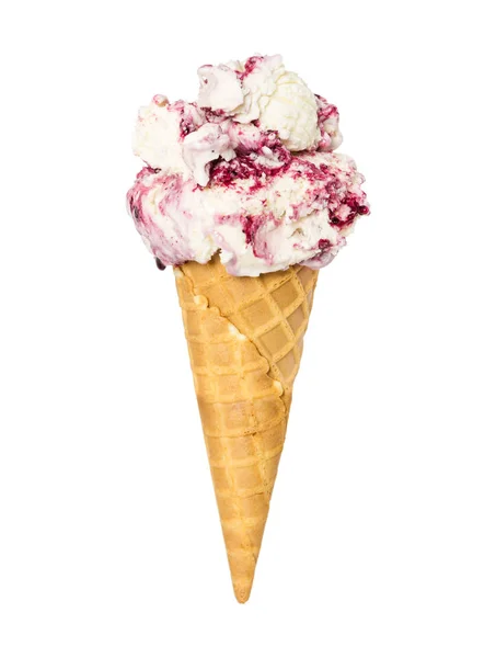 Чорничне морозиво у вафельному конусі ізольовано на білому — стокове фото