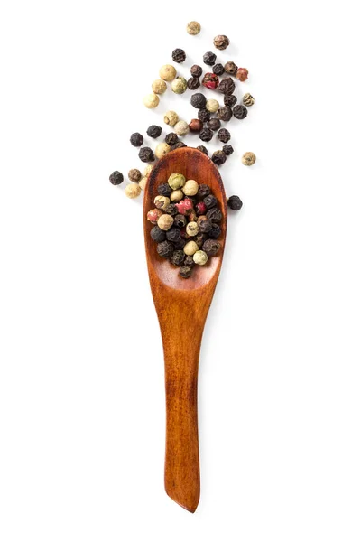 Miscela di peperoni in cucchiaio di legno isolato su bianco — Foto Stock