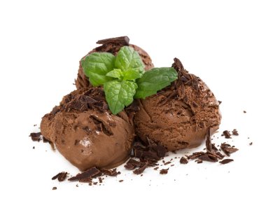 Çikolatalı dondurma çikolata parçaları ve nitelikleri ile üç topu