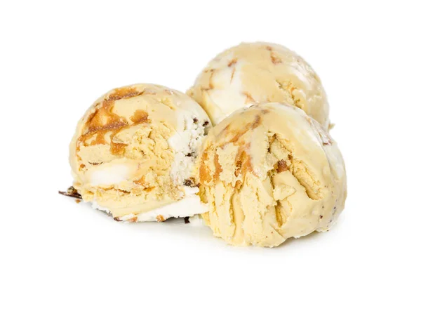 Tres bolas de helado de vainilla con caramelo suave aislado en whit — Foto de Stock