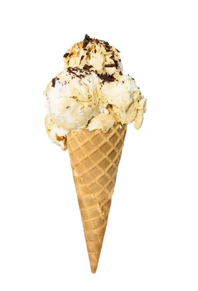 Είναι γκοφρέτα κώνου με κρεμώδες παγωτό βανίλια με κομματάκια σοκολάτας — Φωτογραφία Αρχείου