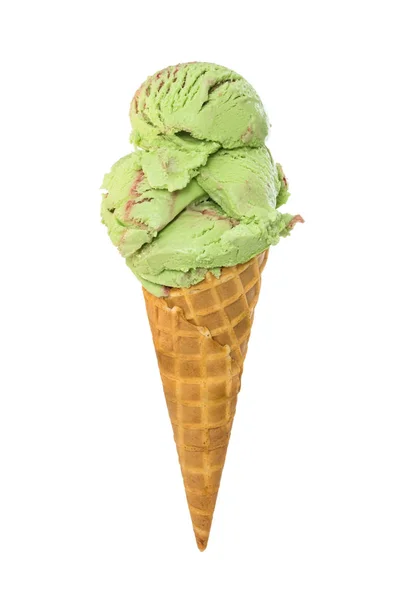 Мятно-малиновое мороженое в вафельном конусе, изолированном на белом — стоковое фото