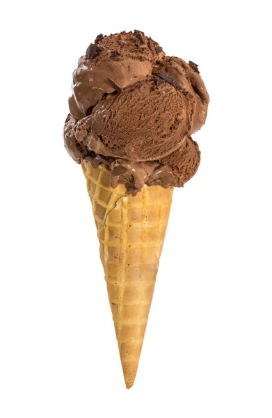 Čokoládová zmrzlina s čokoládovými kousky v oplatkovém kornoutku, samostatný — Stock fotografie