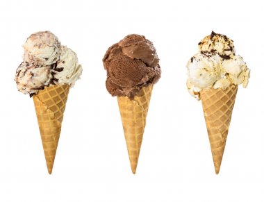 Üç dondurma waffle koni üzerinde beyaz izole kümesi