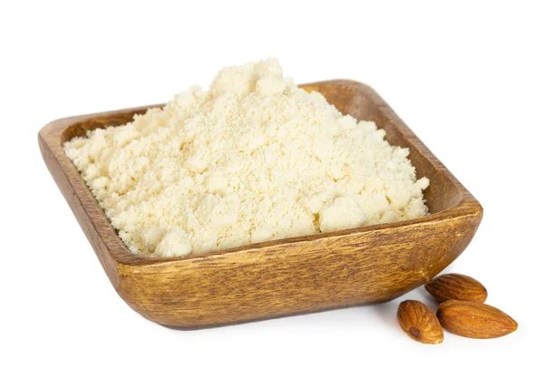 Mąka migdałowa w drewnianej misce izolowana na białym — Zdjęcie stockowe