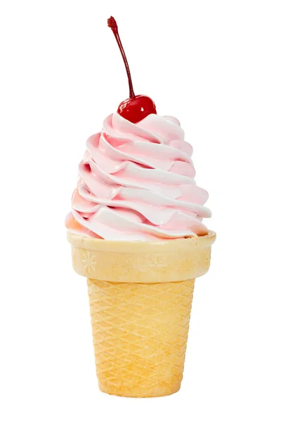 와플 컵에 칵테일 체리가 들어 있는 부드러운 과일 아이스크림 — 스톡 사진