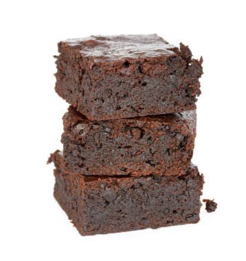 Beyaz arka plan üzerinde izole çikolatalı browni kek.