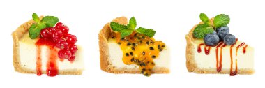 Tutku meyveli, yaban mersinli ve kırmızı üzümlü cheesecake seti beyaz arka planda izole edilmiş..