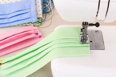 Çok renkli el yapımı, yeniden kullanılabilir koruyucu tıbbi maskeler..