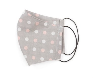 Beyaz arkaplanda el yapımı yeniden kullanılabilir koruyucu tıbbi maske izole edildi