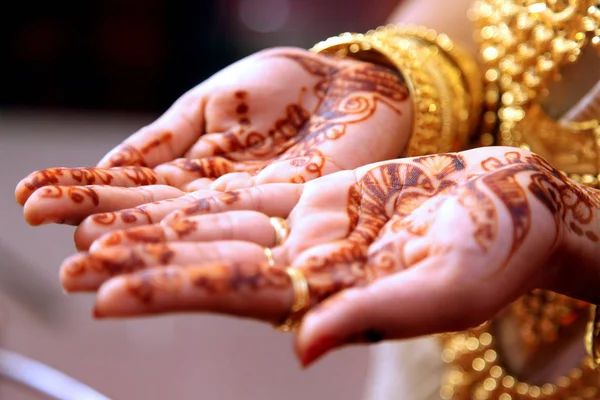 Bruidskamer Mehndi Handen Indiase Huwelijksceremonie — Stockfoto