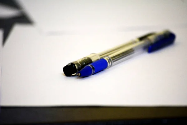 Svart & blå penna i vit bakgrund — Stockfoto