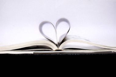 kalp şeklinde açık kitap