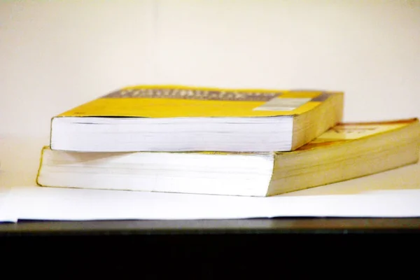 Dois livros sobre a mesa — Fotografia de Stock