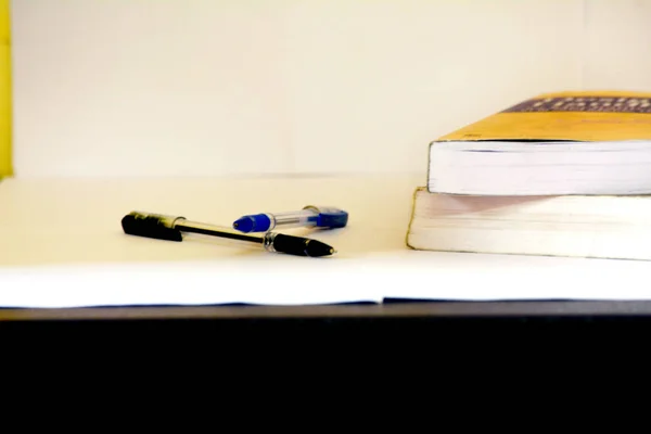 Livros e caneta na mesa — Fotografia de Stock