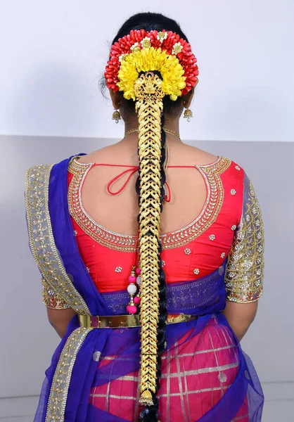 Zuid Indiase meisje vlecht stijl in bruiloft — Stockfoto
