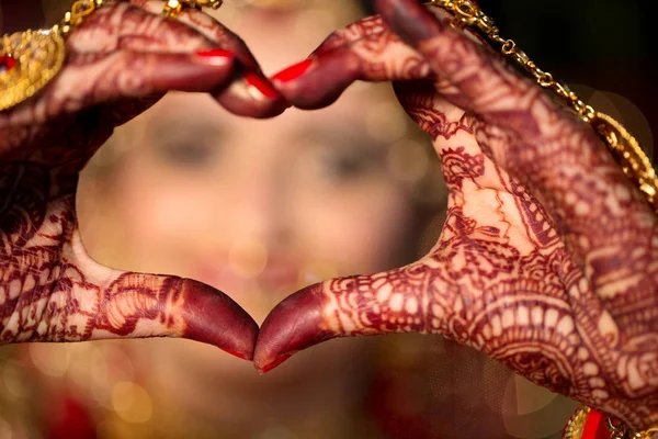 Indische Braut macht Herzform mit ihrer Hand — Stockfoto