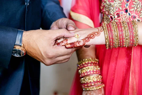 Индийский жених надевает кольцо на индийскую невесту — стоковое фото