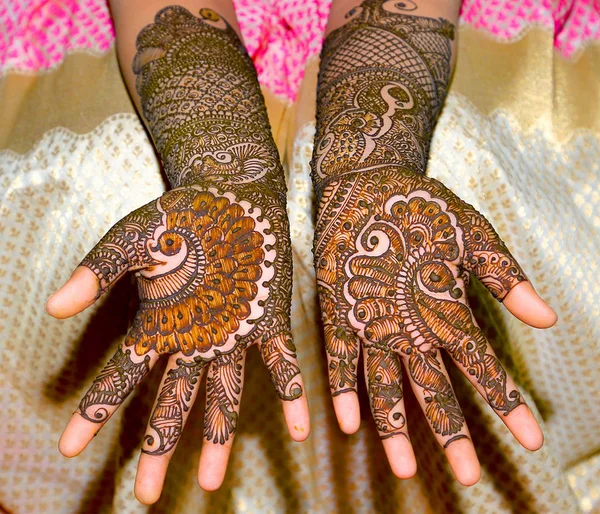 Mehndi mains pour les filles à Mariage — Photo