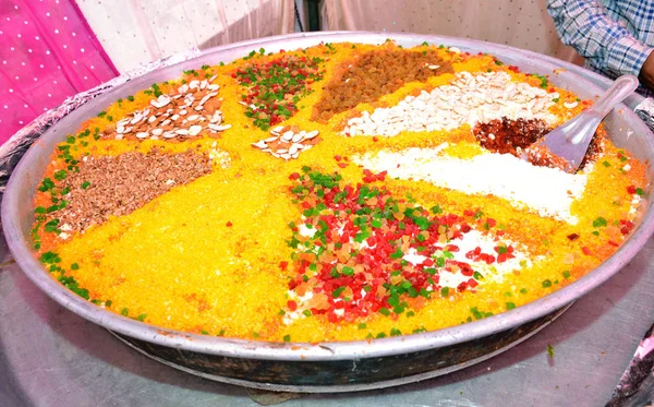 Gajar Halwa é um pudim de sobremesa doce à base de cenoura da Índia. Decorado com frutas secas em casamento indiano — Fotografia de Stock