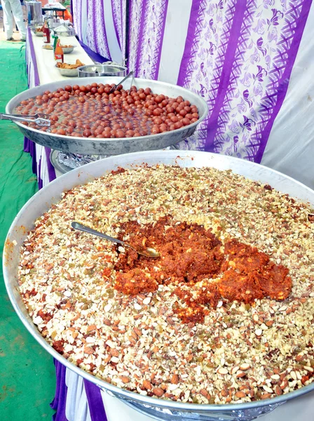 A Gajar Halwa egy répa alapú édes desszert puding Indiából. Száraz gyümölcsökkel díszítve az indiai esküvőn — Stock Fotó