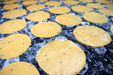 Khichiya papdi papad Rice un krakerleri ya da Papadom güneşte kuruyor.