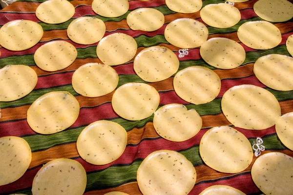 Khichiya papdi papad Rizsliszt keksz vagy papadom szárítás a napon — Stock Fotó