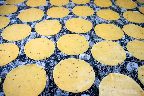 Khichiya papdi papad Rizsliszt keksz vagy papadom szárítás a napon — Stock Fotó