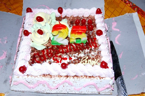 Gâteau d'anniversaire avec des bougies colorées — Photo