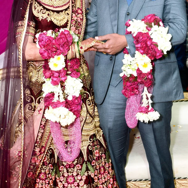 La novia y el novio en las guirnaldas de boda indias o la ceremonia de Jaimala —  Fotos de Stock