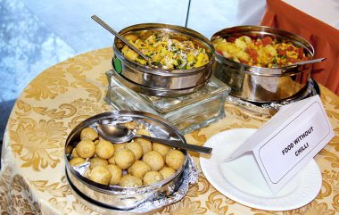 Düğün masadaki misafirlerine farklı yemekler