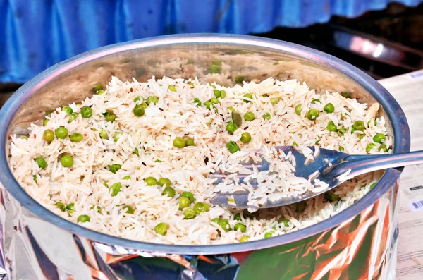 在自助餐的婚礼上，用豌豆装饰了米饭 — 图库照片