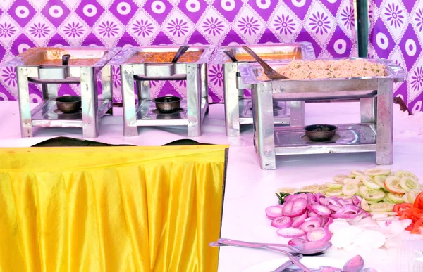 Különböző ételek a vendégek az esküvői asztalra — Stock Fotó