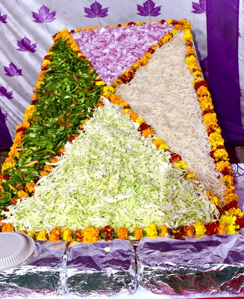 Salade geserveerd op Indiase bruiloft — Stockfoto