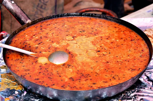 Vista superior de la comida tradicional makhani daal frito o cena en la cocina del norte de la India  . —  Fotos de Stock