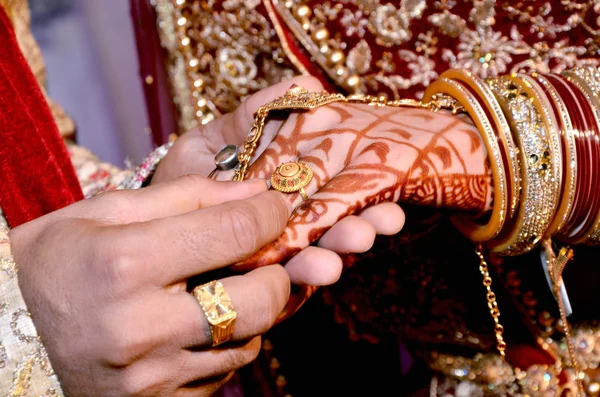 Cerca de la mano de un hombre se puso un anillo de compromiso en el dedo de la novia —  Fotos de Stock