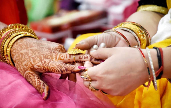 Close-up op de hand van een man zetten een verlovingsring op de vinger van de bruid — Stockfoto