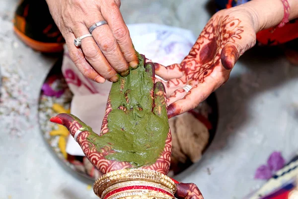 Indiase bruid hand afdrukken naar doek ritueel ceremonie — Stockfoto