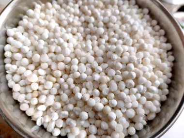 Sago veya Sabudana karamsar arka planda bir kasede servis yaptılar. Genellikle oruç günlerinde yenir, seçici bir odak noktası olur.