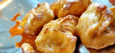 Nepal geleneksel hamur köfteleri (buğulanmış / kızartılmış) domates turşusu, şempanze sosu ve taze salata ile servis edilir..