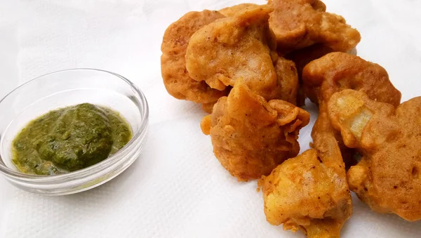 Pakora di verdure, pakora di cavolfiore, servito spuntino indiano caldo, servito insieme al ketchup di pomodoro, verde freddo , — Foto Stock